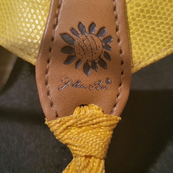 Yellow Box Mellow Mat flip flops - Picture 3 of 6